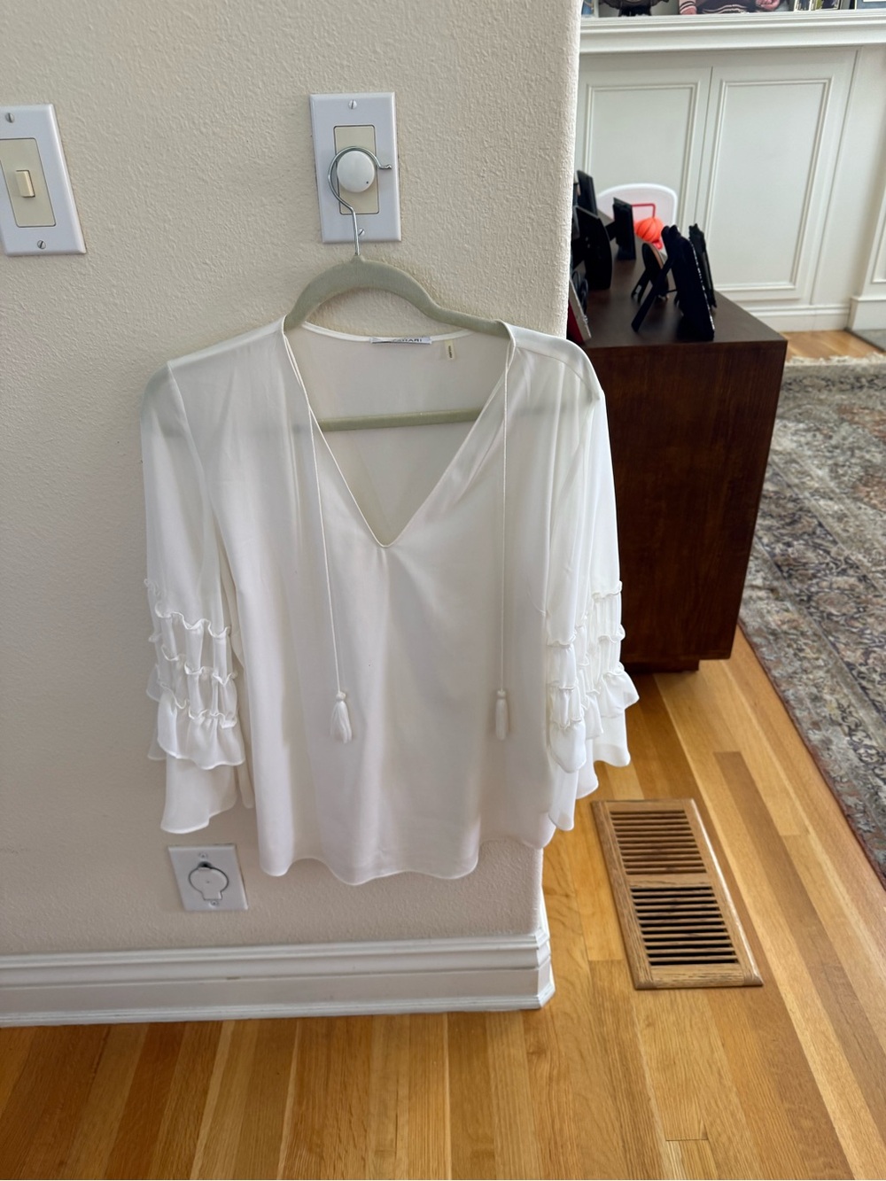 T Tahari White V-Neck Tassel Tie Ruffle Sleeve Blouse